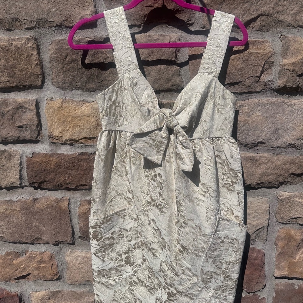Vera Wang Lavender Label  Cream Textured Tie-Front coctail dress with pockets